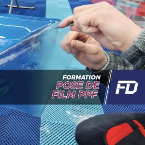 Découpe d’un film PPF transparent sur une carrosserie au cutter, formation pose de film de protection au Maroc