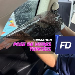 Pose d’un film solaire sur une vitre de voiture à la raclette, formation vitres teintées pour le Maroc